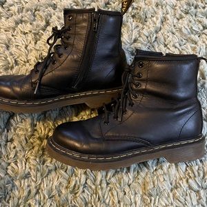 🥾Dr. Martens. Big Kids Boots. Size 3. Fits women size 5/6. Excellent condition!